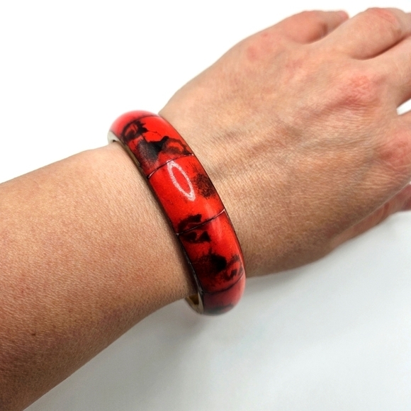 VINTAGE Red and Black Enamel Brass Bangle Bracelet - Picture 4 of 8